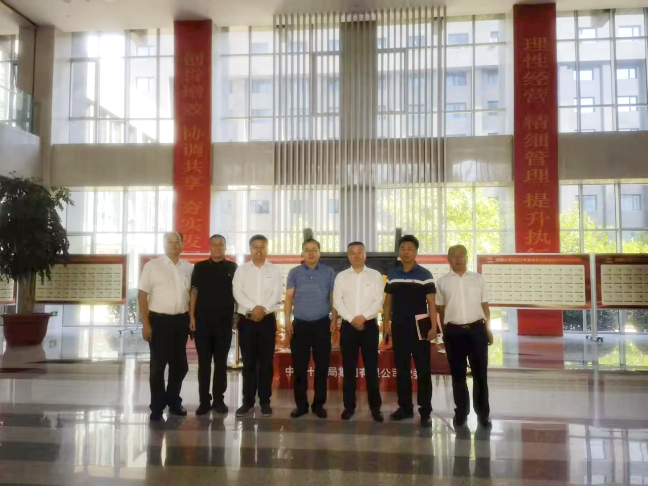 相助共赢！！122cc太阳成智能总司理夏志宏带队赴中铁十九局造访交流