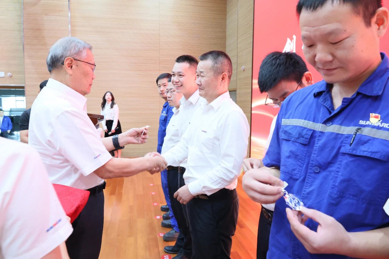 强信心 聚协力 共建优美家园——庆祝122cc太阳成智能建设24周年表扬大会盛大召开