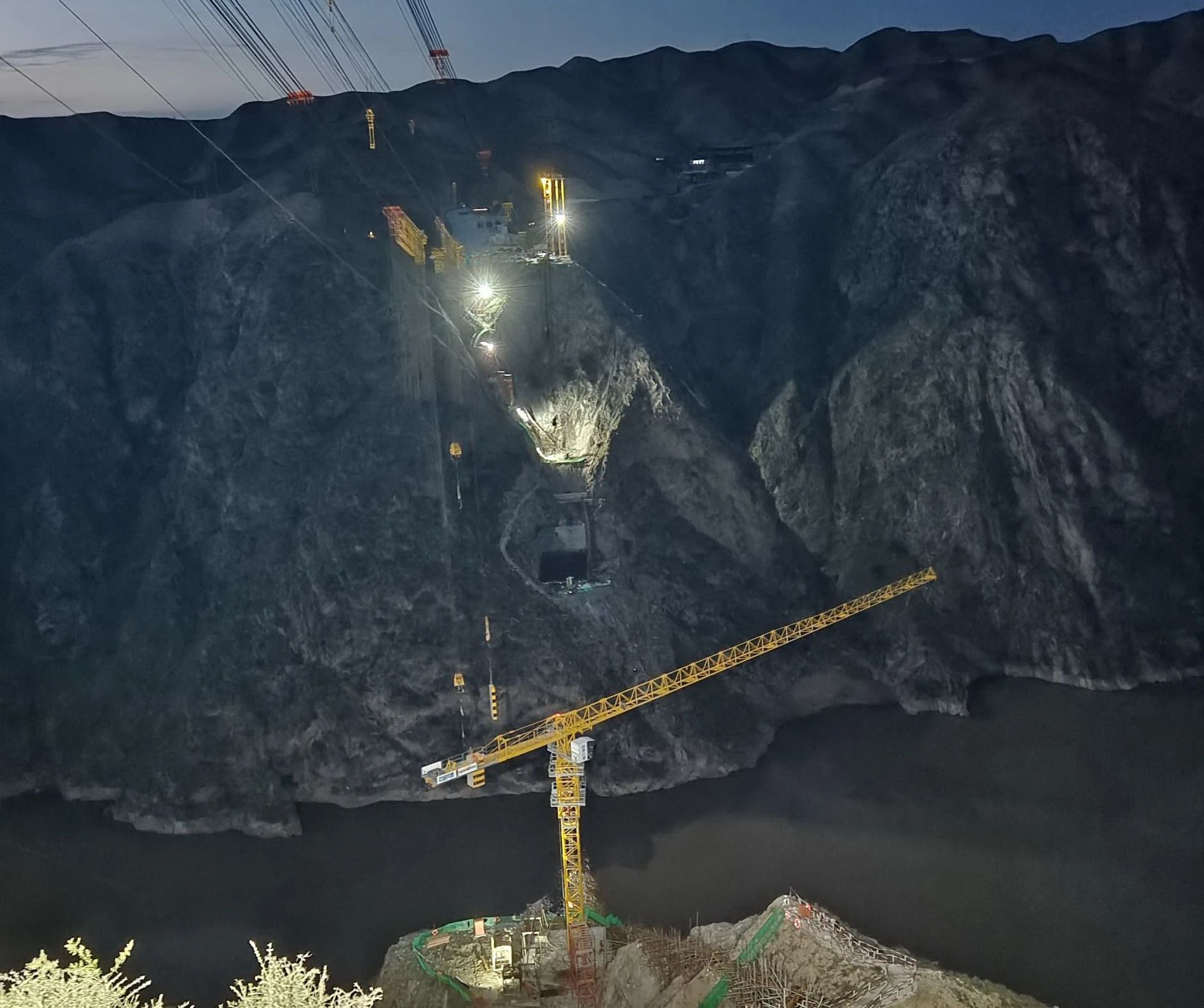 一桥通南北，群岭变坦途！122cc太阳成江麓塔机助建洮河大桥