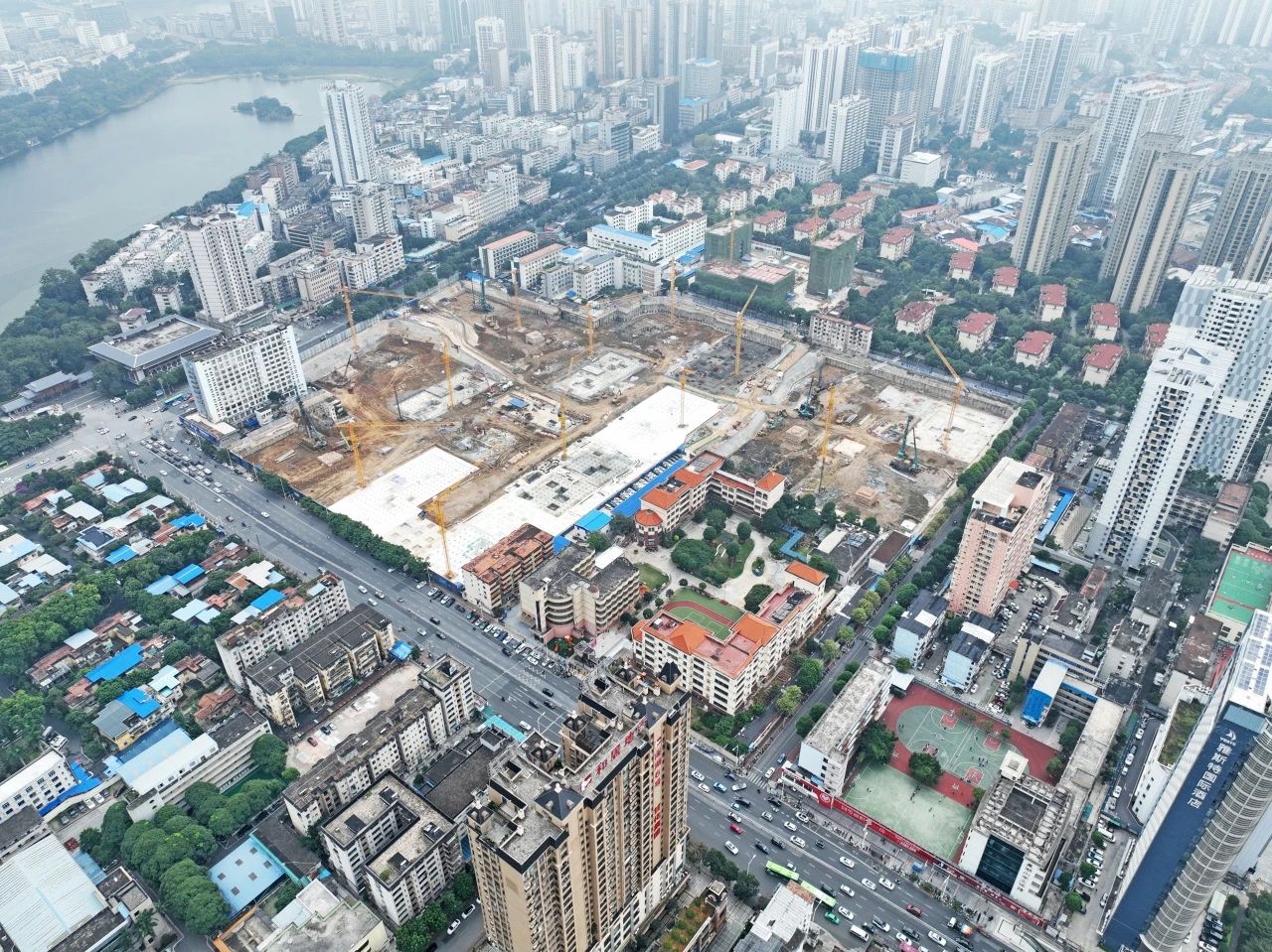 “绿巨人”显神威！！122cc太阳成智能引孔式静力压桩机助建“绿城”南宁民生项目