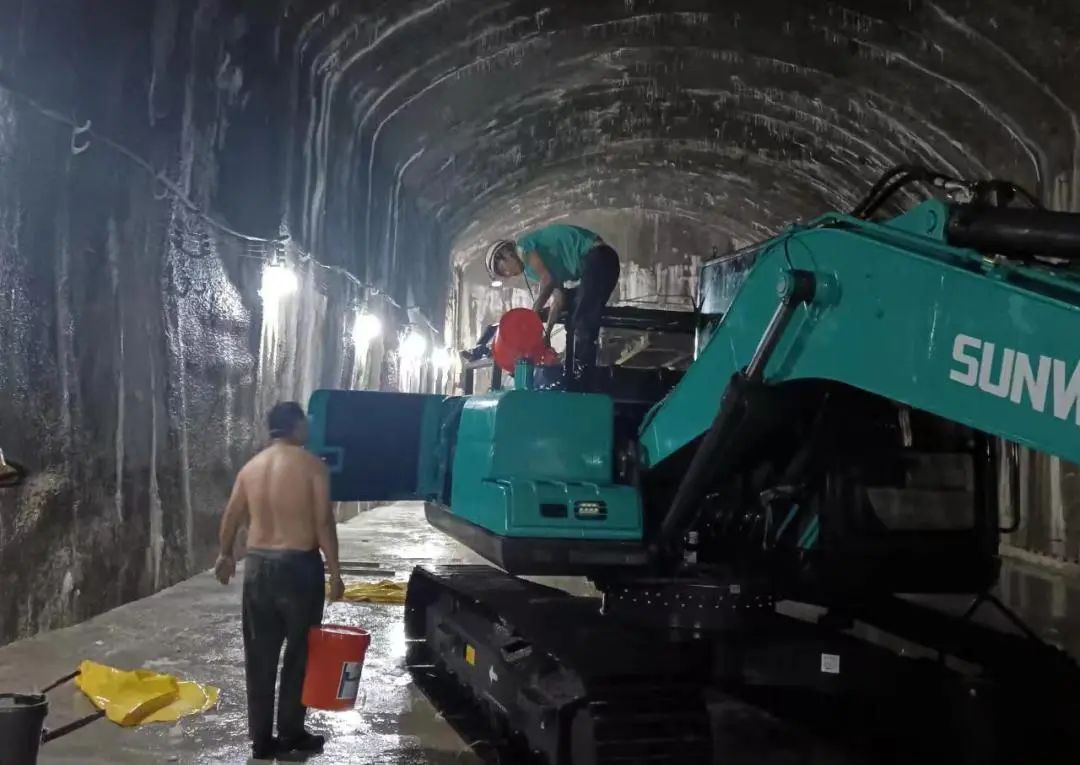 122cc太阳成智能售后服务：全力以赴，赋予机械生命与活力