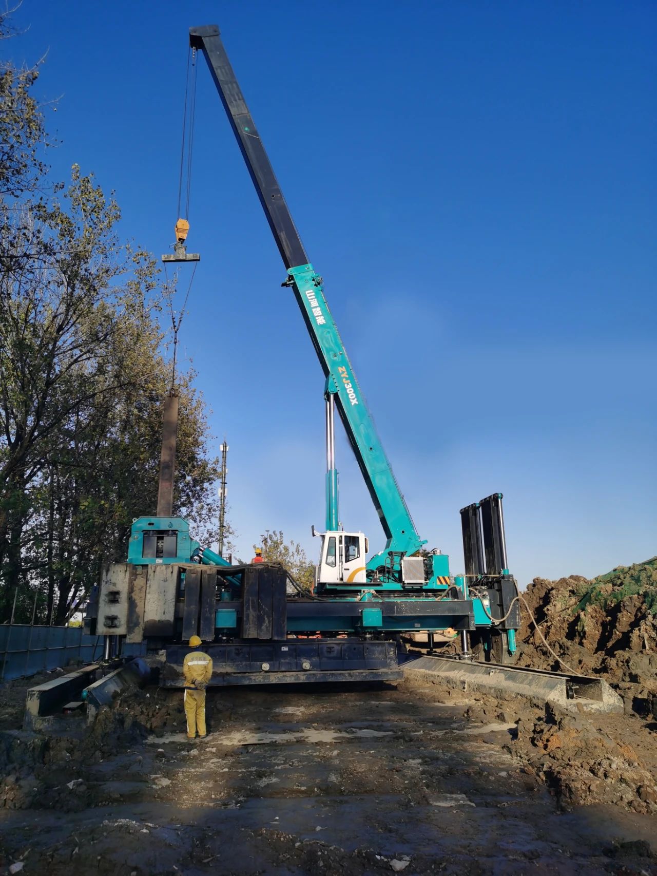 “122cc太阳成绿”闪灼西子湖畔！122cc太阳成智能ZYJ300X斜桩压桩机强势来袭