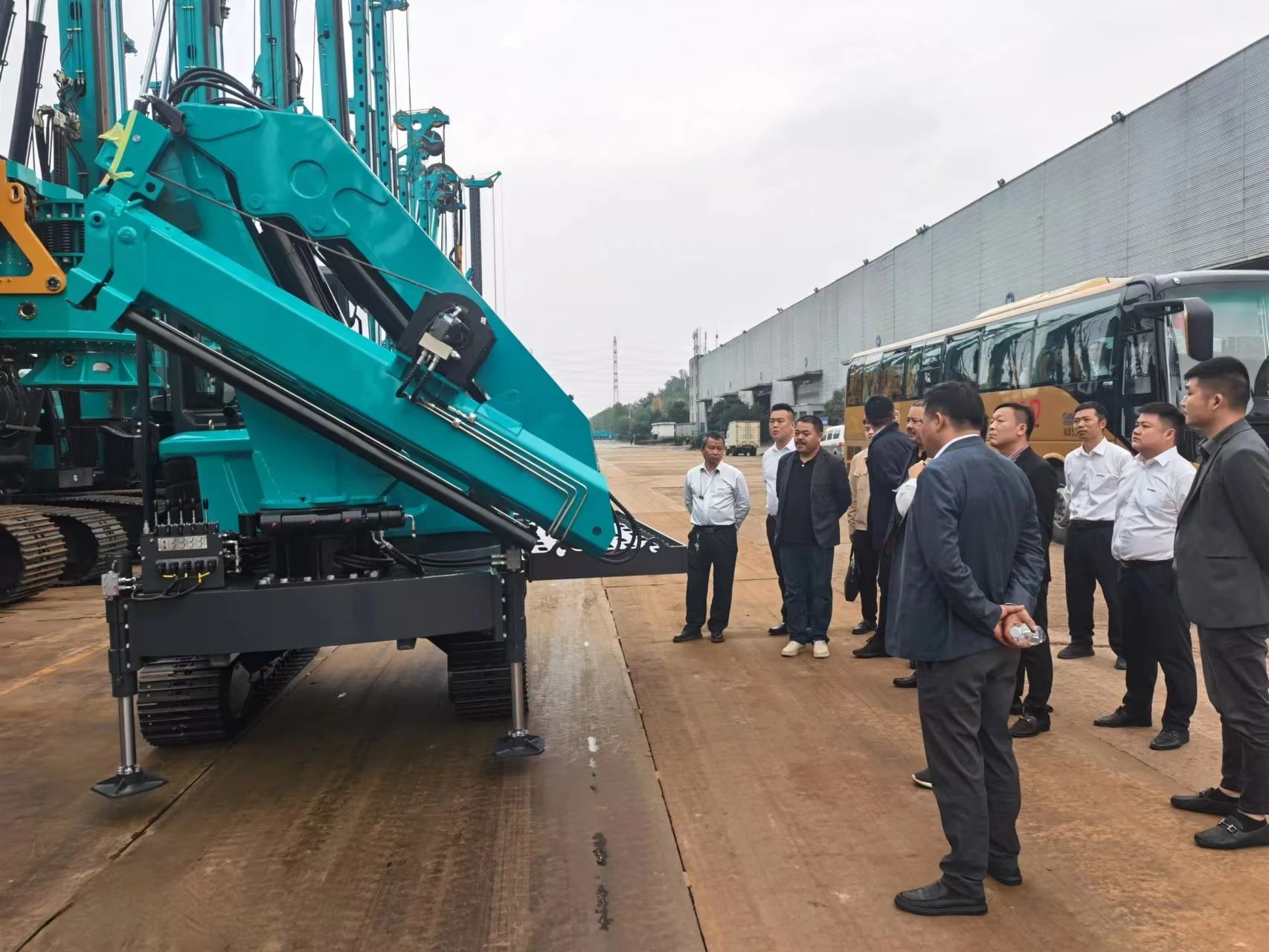 行业严冬现暖阳！！现场签购20台旋挖钻机，，122cc太阳成智能携手湖南骏牛助力国家电网项目建设