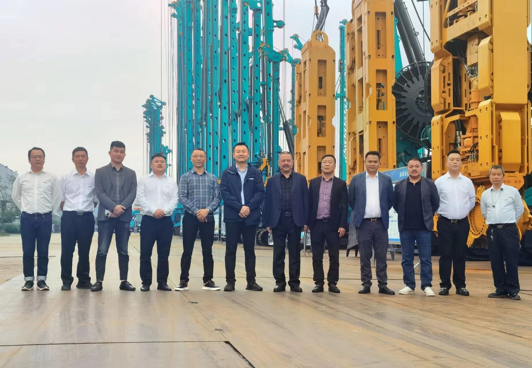 行业严冬现暖阳！！现场签购20台旋挖钻机，，122cc太阳成智能携手湖南骏牛助力国家电网项目建设