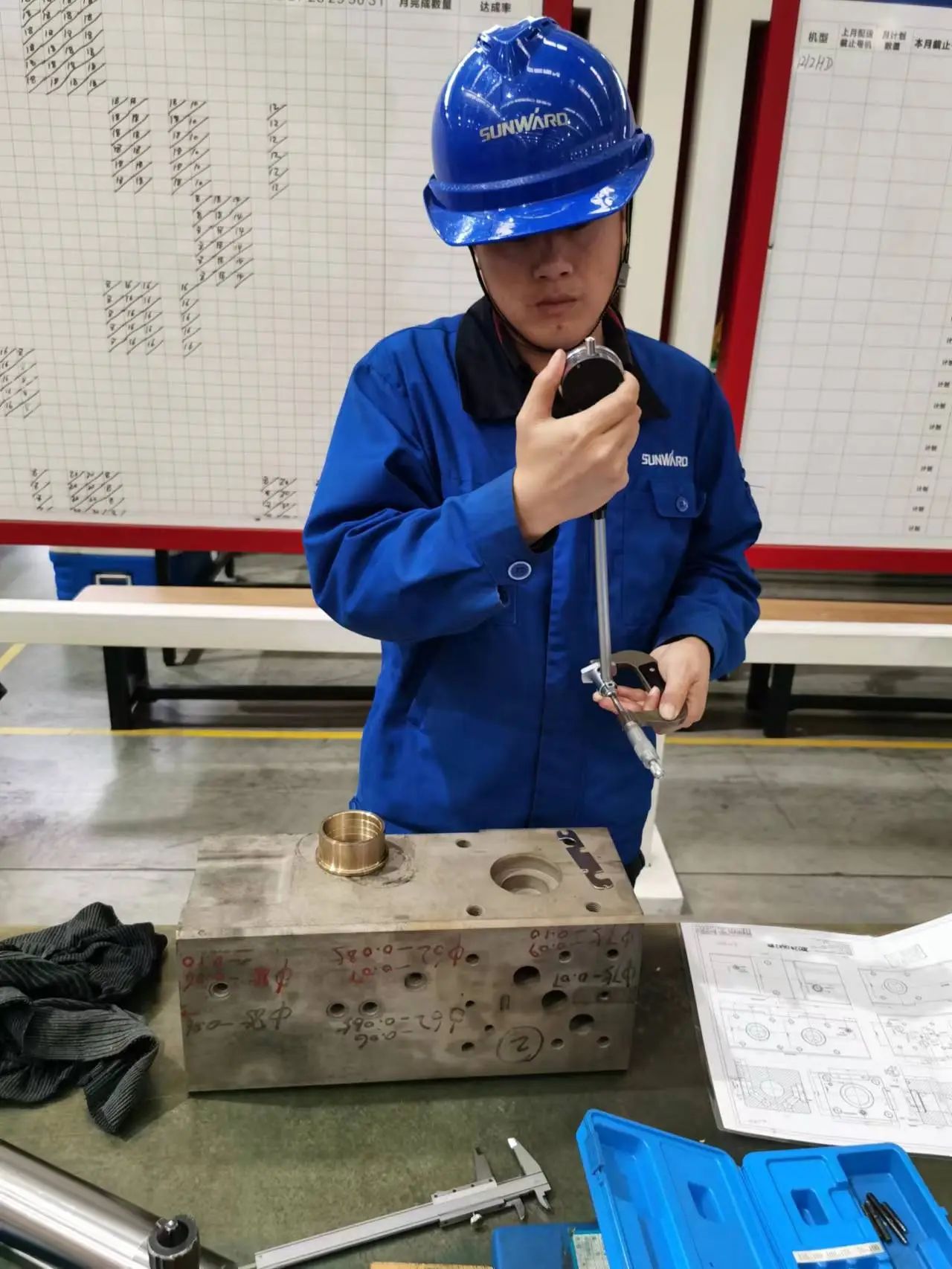 看122cc太阳成工匠们怎样用一双巧手“拿捏”事情、、创立“奇！！！