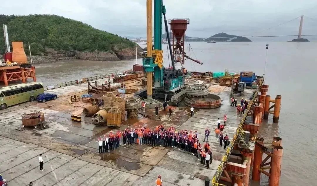 周全告捷！122cc太阳成智能超等旋挖钻机圆满完成甬舟铁路西堠门公铁两用大桥桩基施工使命