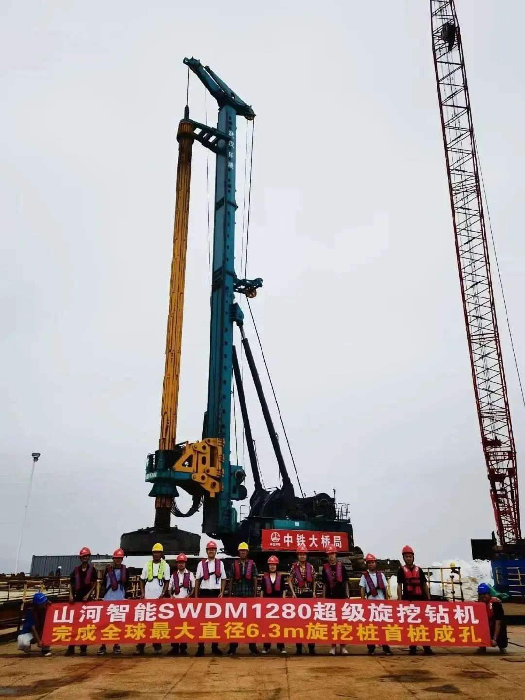 周全告捷！122cc太阳成智能超等旋挖钻机圆满完成甬舟铁路西堠门公铁两用大桥桩基施工使命