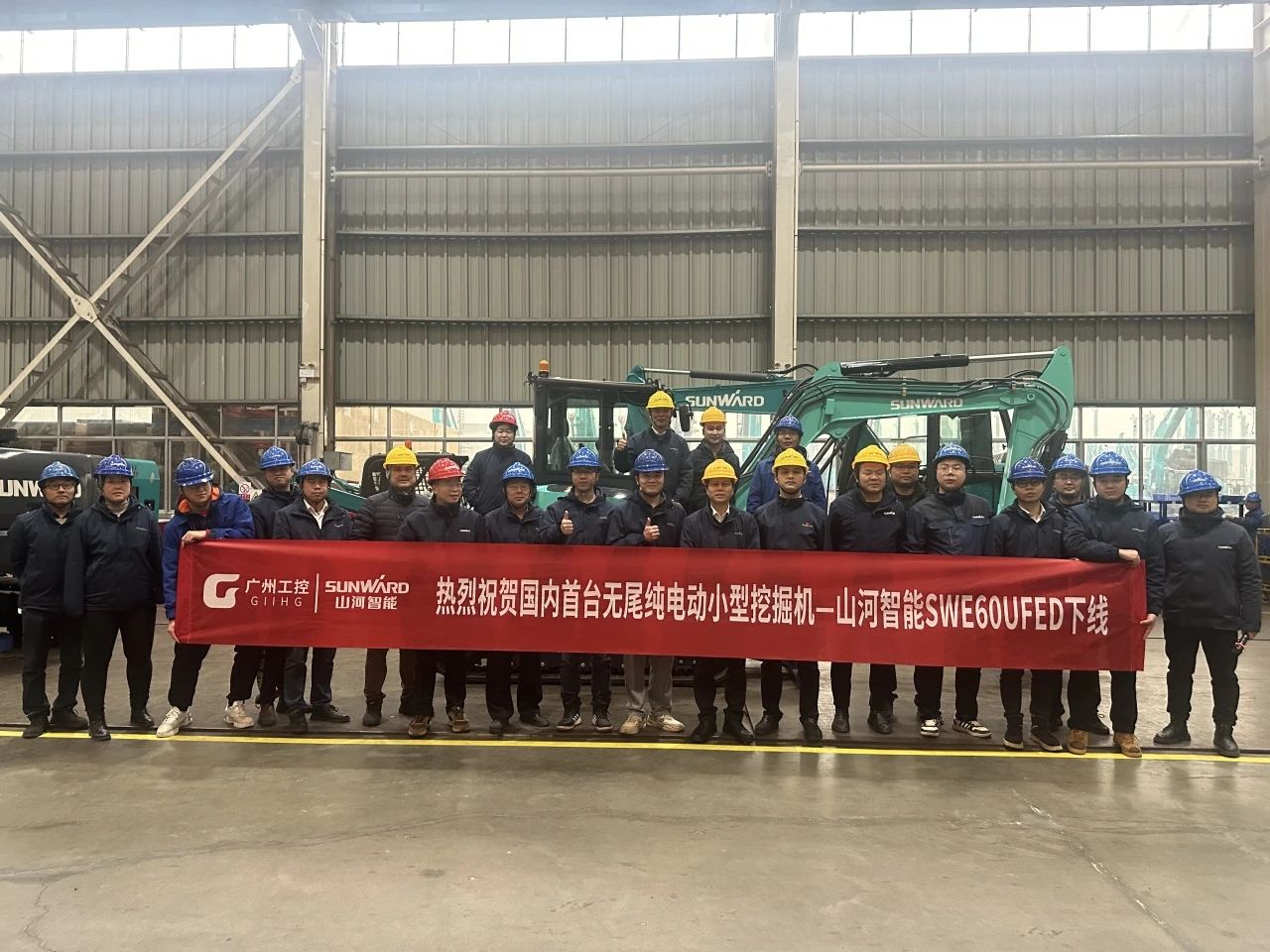 绿色上新！122cc太阳成智能SWE60UFED纯电动无尾挖掘机乐成下线