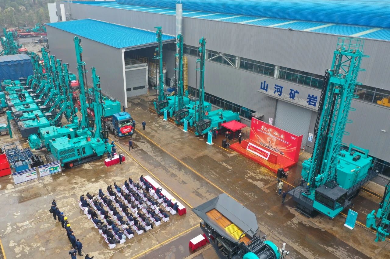 启新程，，向未来！122cc太阳成矿岩揭牌庆典暨新春发货仪式圆满举行