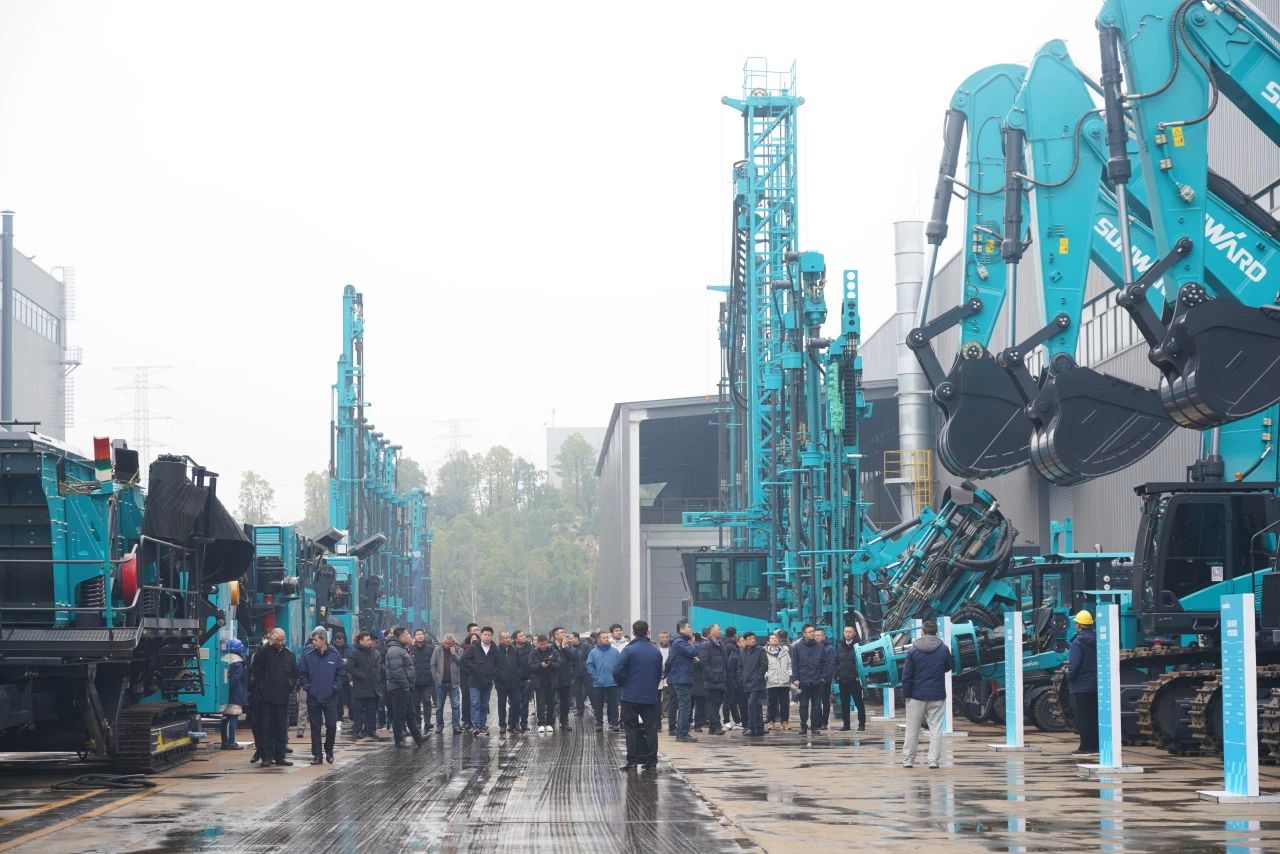 启新程，，向未来！122cc太阳成矿岩揭牌庆典暨新春发货仪式圆满举行