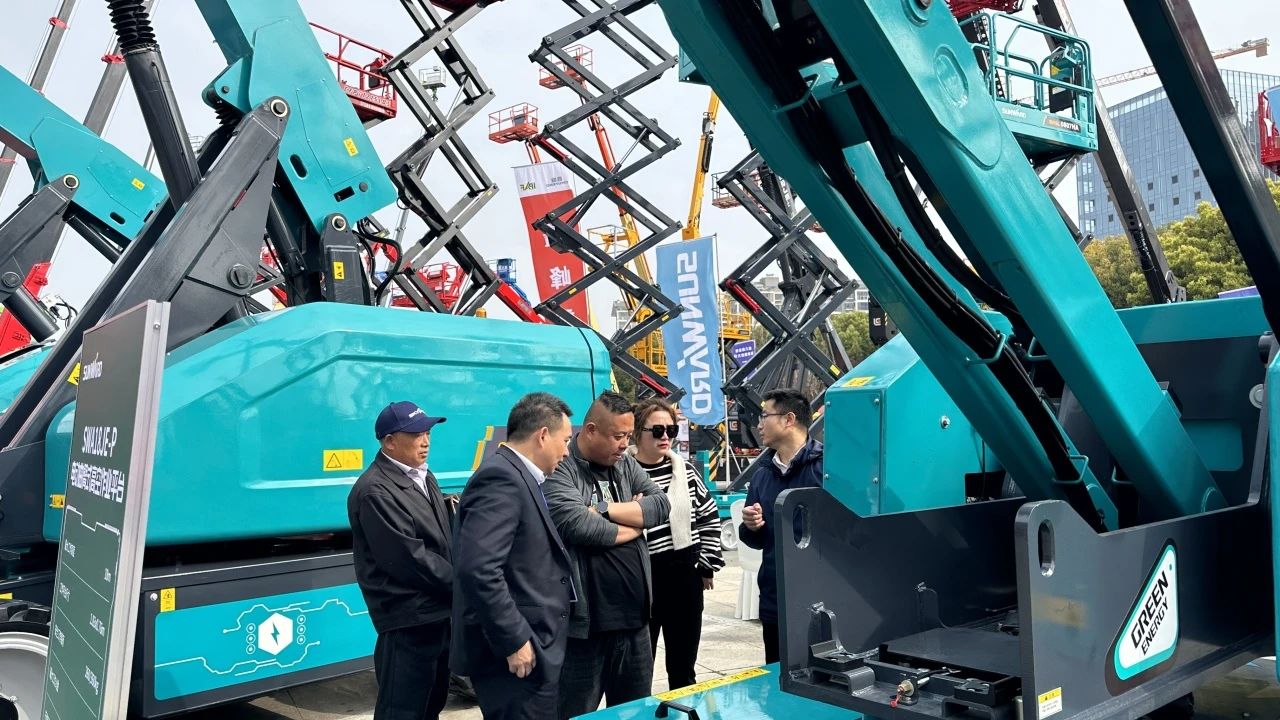 “爆品”来袭，签简单直！！！ 122cc太阳成智能艳服亮相第八届天下高空作业平台租赁大会