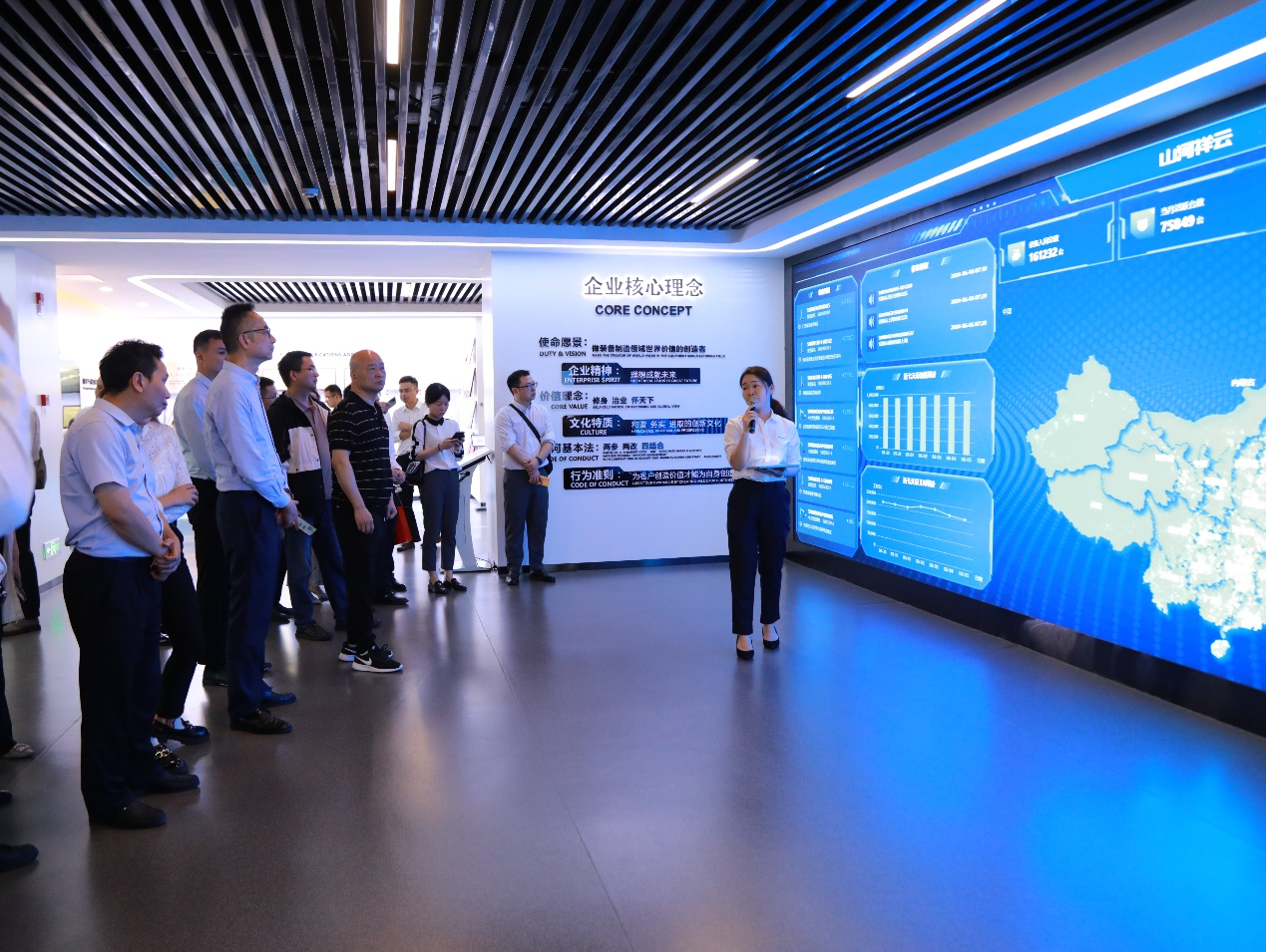 湘潭市工信局带队莅临122cc太阳成智能开展智能制造现场观摩交流活动