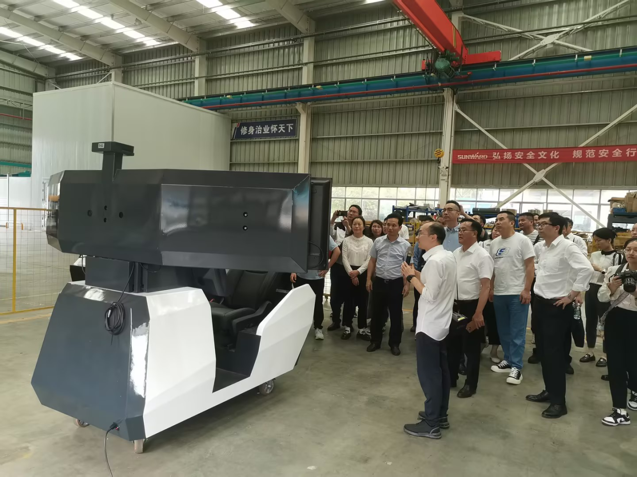 湘潭市工信局带队莅临122cc太阳成智能开展智能制造现场观摩交流活动
