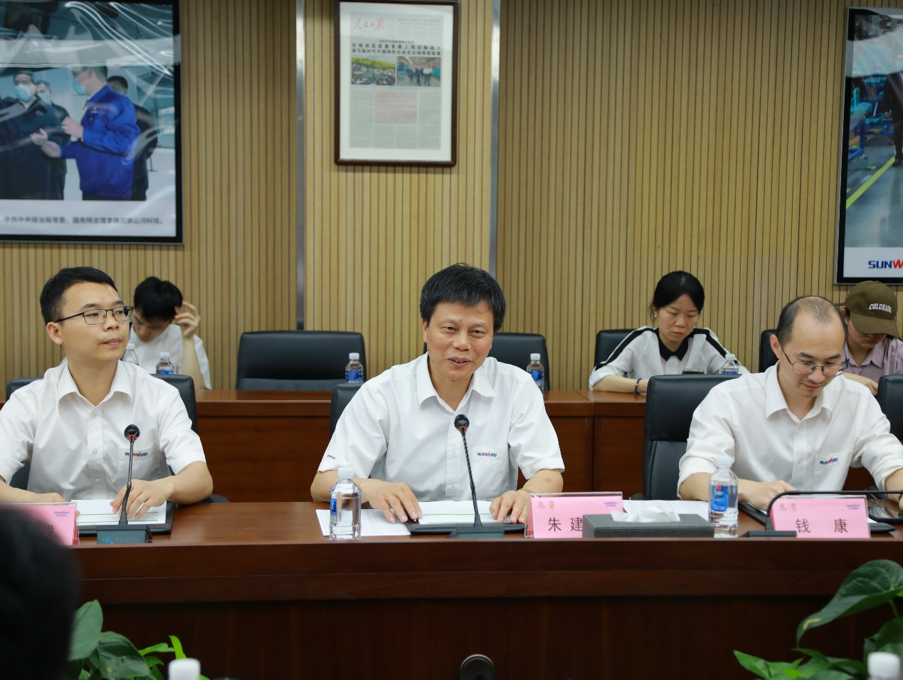 湘潭市工信局带队莅临122cc太阳成智能开展智能制造现场观摩交流活动