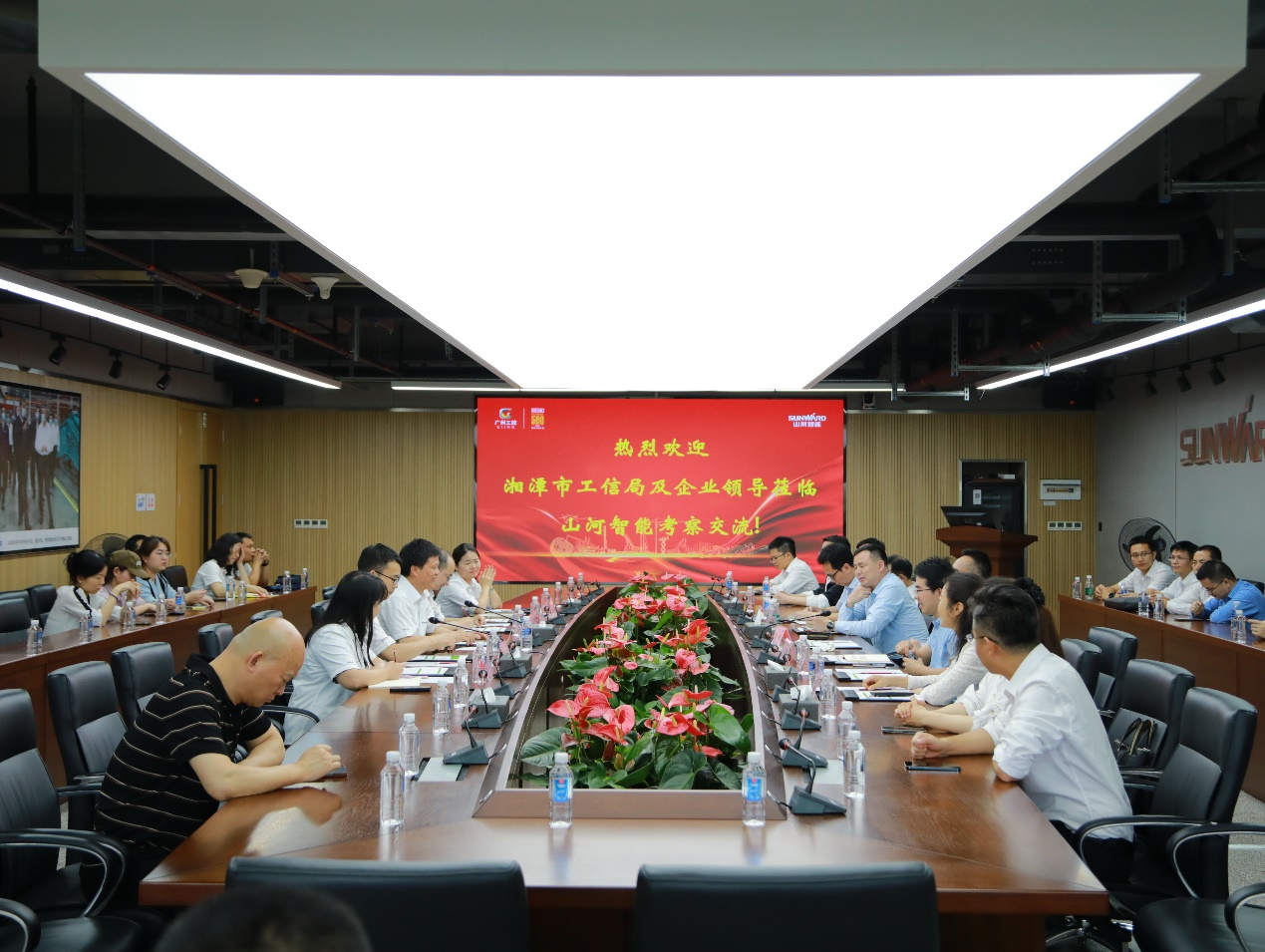 湘潭市工信局带队莅临122cc太阳成智能开展智能制造现场观摩交流活动