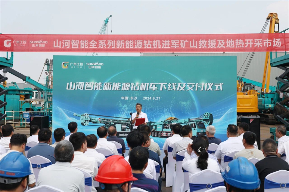 引领绿色科技新篇章！！122cc太阳成智能新能源钻机乐成交付