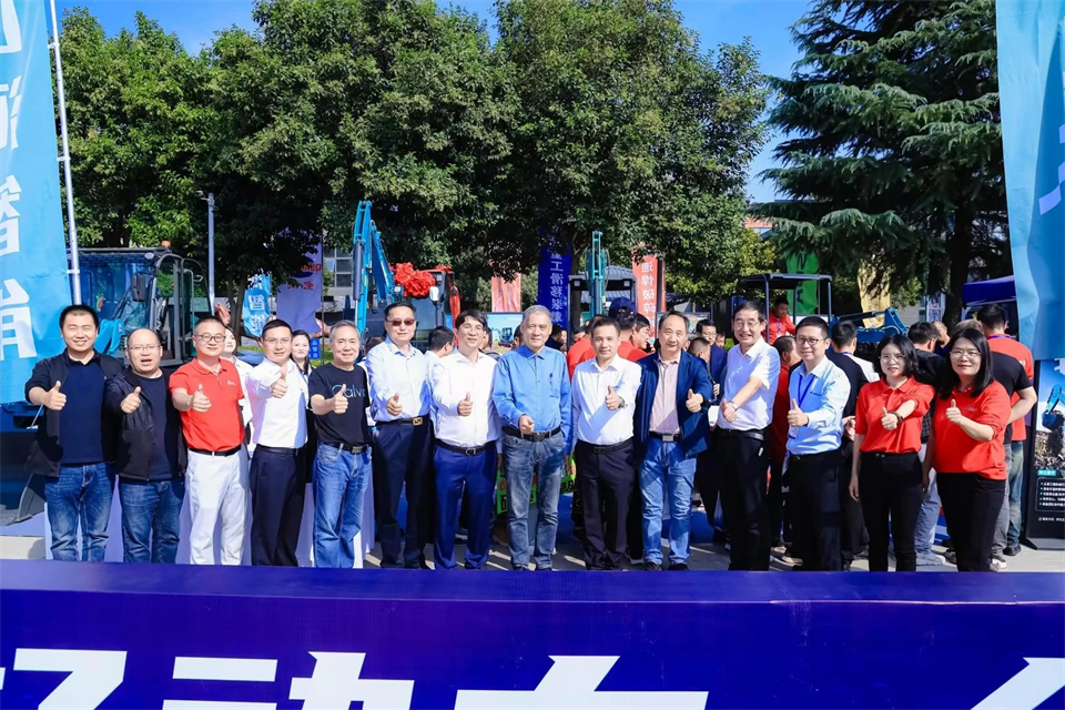 展现“掘”对实力！！！122cc太阳成智能亮相2024微挖大会暨小型装备大会