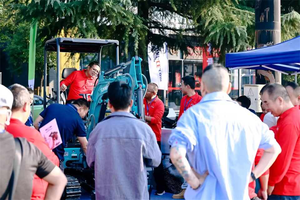 展现“掘”对实力！！！122cc太阳成智能亮相2024微挖大会暨小型装备大会