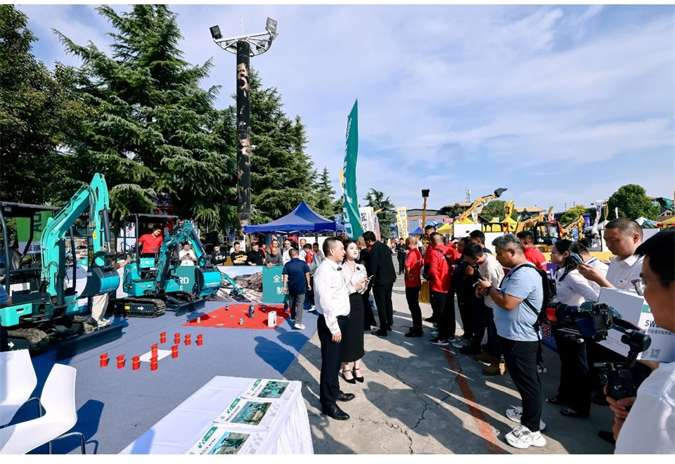 展现“掘”对实力！！！122cc太阳成智能亮相2024微挖大会暨小型装备大会