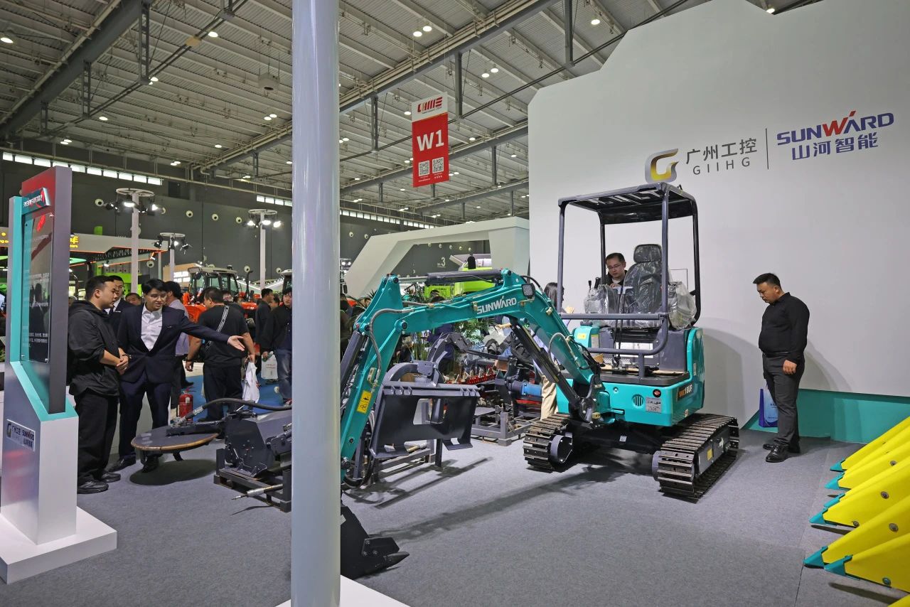 聚焦智能化、、无人化！！！122cc太阳成智能携多款产品亮相2024中国国际农业机械展