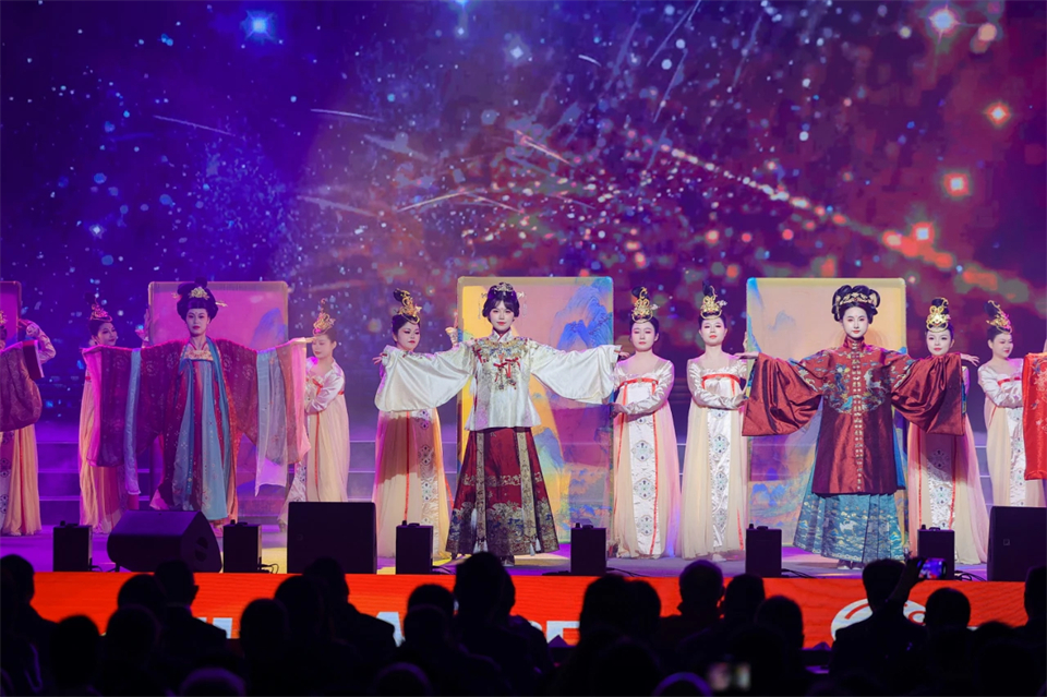 立异引领价值 理想成绩未来——庆祝122cc太阳成智能建设25周年表扬大会暨文艺晚会盛大举行