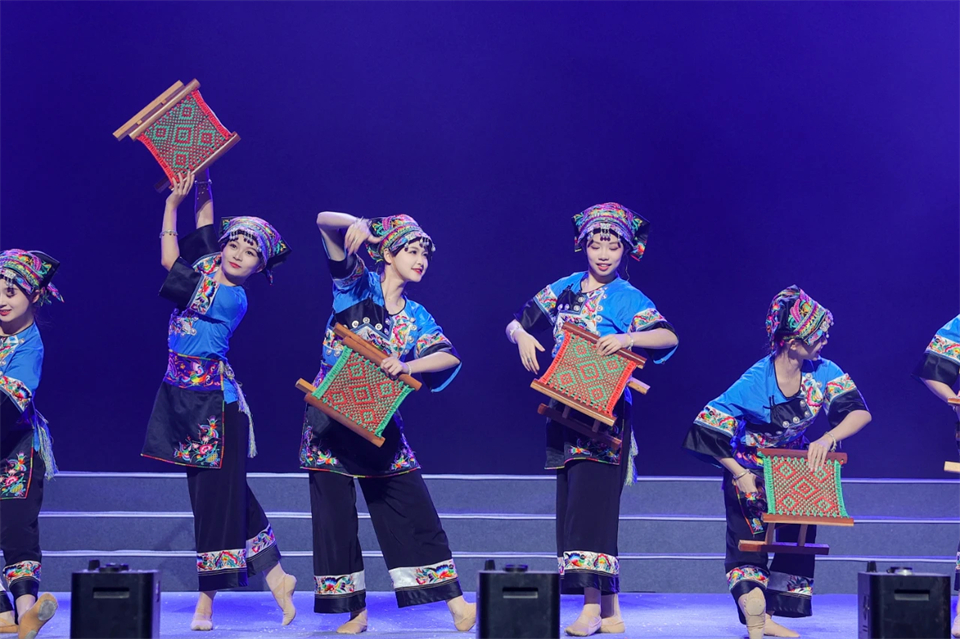 立异引领价值 理想成绩未来——庆祝122cc太阳成智能建设25周年表扬大会暨文艺晚会盛大举行