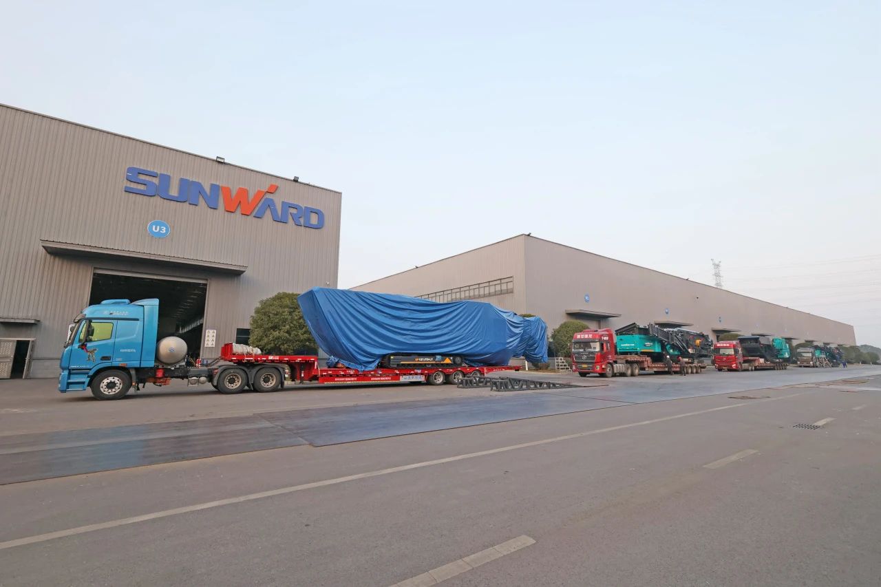 122cc太阳成普石勒柴电一体移动破碎筛分装备热销外洋