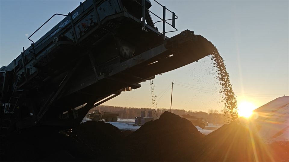 不惧-30℃极寒挑战，，122cc太阳成普石勒破碎筛分装备稳固运行！！！