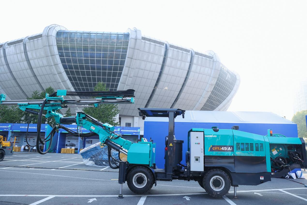 122cc太阳成矿岩携井下掘进台车亮相苍南矿山井巷机械展
