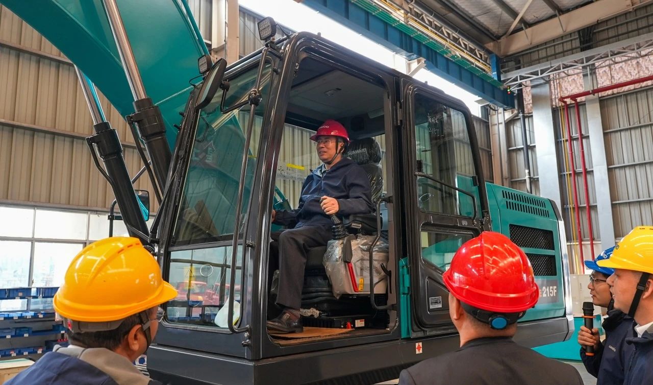 聚焦市场需求，122cc太阳成智能三款精品工程液压挖掘机乐成下线