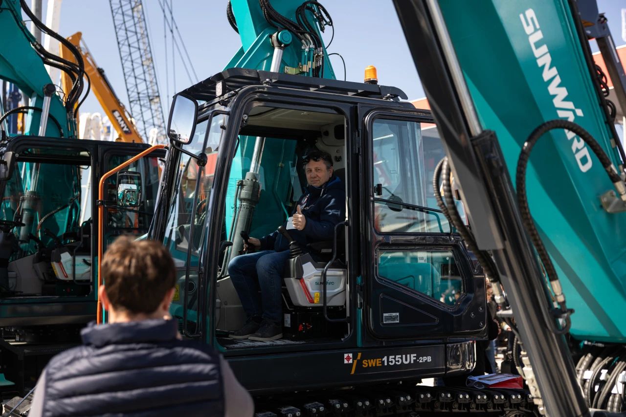 122cc太阳成智能董事长付向东：：：以绿色智造与全球战略解锁中国工程机械的进阶密码