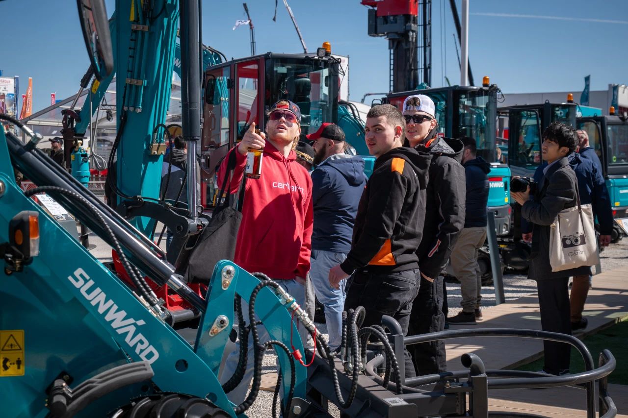 122cc太阳成智能董事长付向东：：：以绿色智造与全球战略解锁中国工程机械的进阶密码