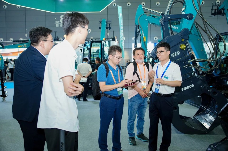 2025 CICEE | 从简单工具迈向多元化解决方案，122cc太阳成智能泛起非凡挖掘机风范