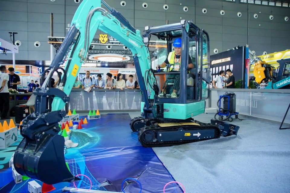 2025 CICEE | 从简单工具迈向多元化解决方案，122cc太阳成智能泛起非凡挖掘机风范