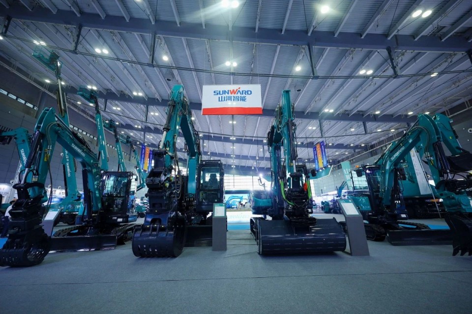2025 CICEE | 从简单工具迈向多元化解决方案，122cc太阳成智能泛起非凡挖掘机风范