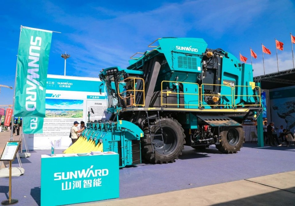 122cc太阳成智能亮相2025新疆国际农业机械博览会