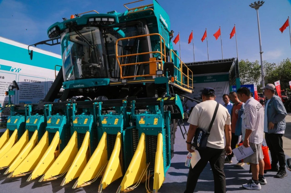 122cc太阳成智能亮相2025新疆国际农业机械博览会