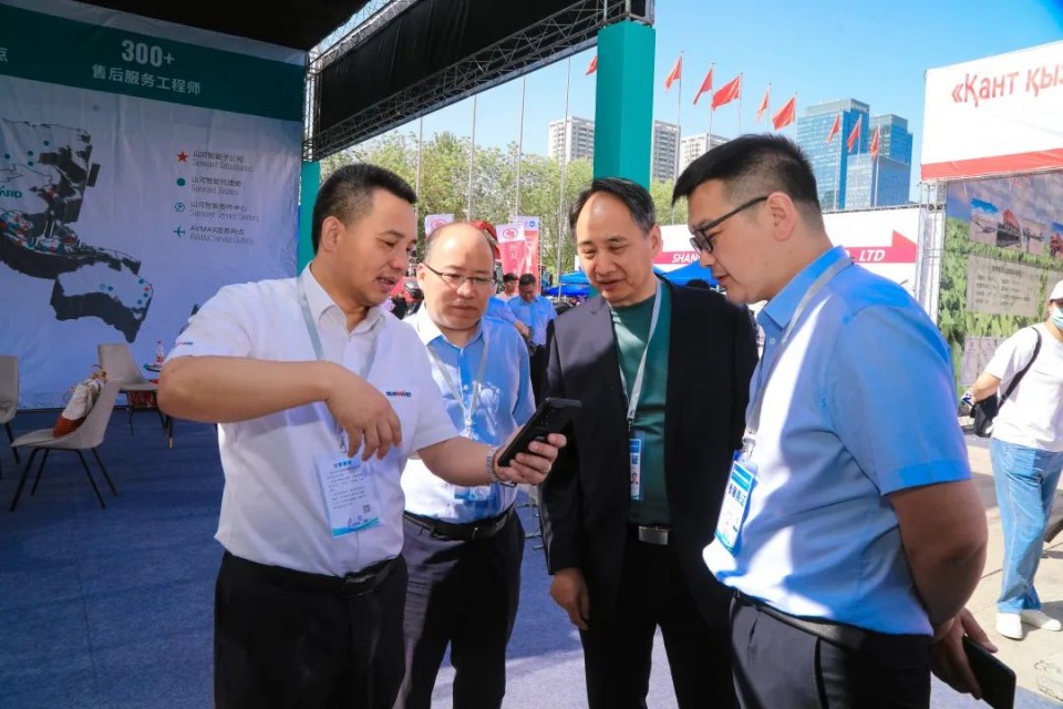 122cc太阳成智能亮相2025新疆国际农业机械博览会