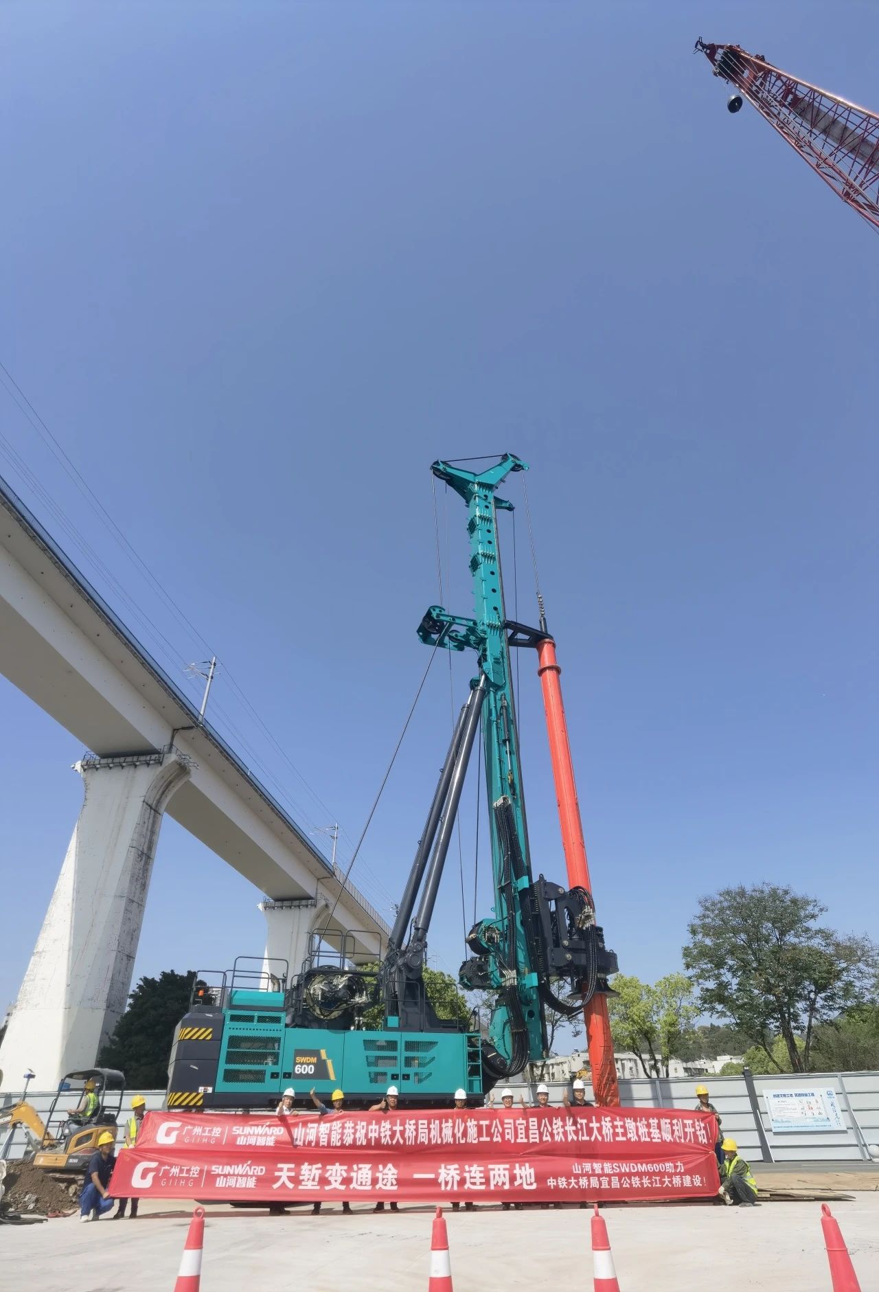 再战“天下级工程”！！！122cc太阳成智能旋挖钻机助力宜昌长江公铁大桥建设