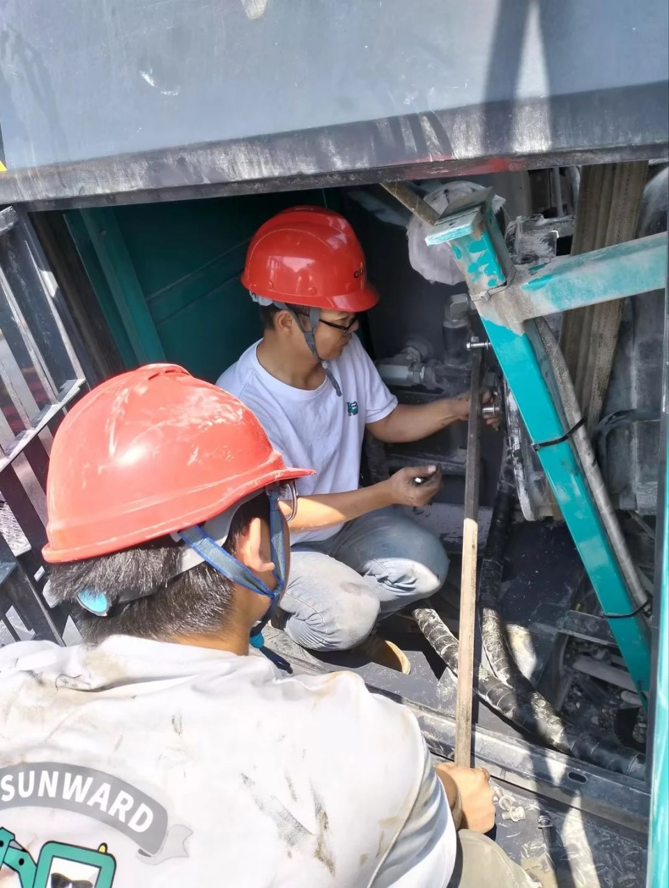 跨越122cc太阳成万里 智启服务新程——122cc太阳成矿岩“服务万里行”活动走进海螺水泥