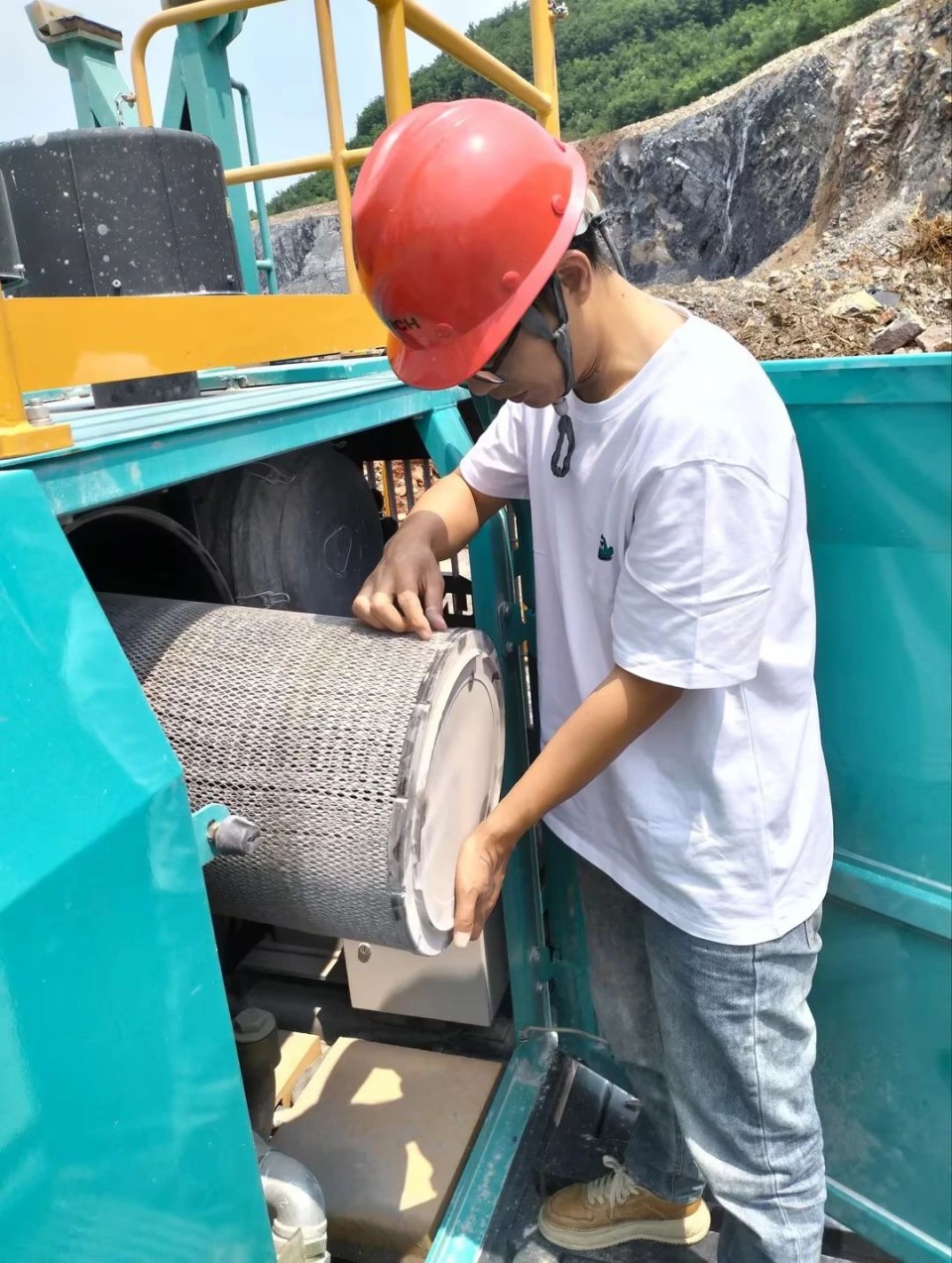 跨越122cc太阳成万里 智启服务新程——122cc太阳成矿岩“服务万里行”活动走进海螺水泥