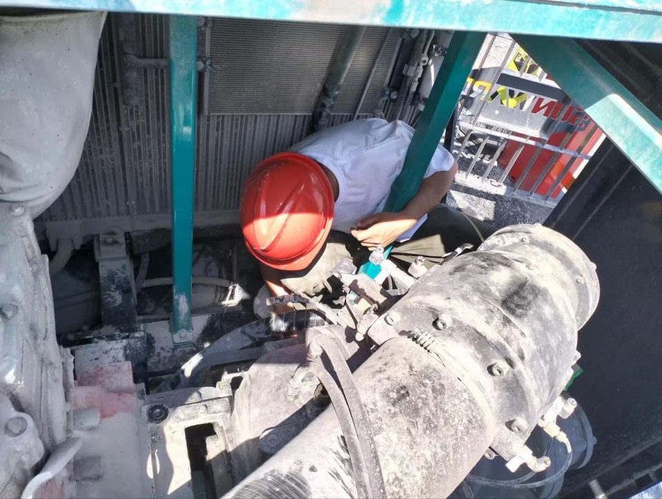 跨越122cc太阳成万里 智启服务新程——122cc太阳成矿岩“服务万里行”活动走进海螺水泥