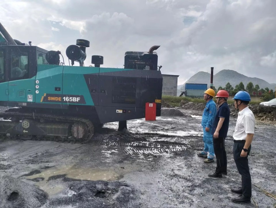 跨越122cc太阳成万里 智启服务新程——122cc太阳成矿岩“服务万里行”活动走进海螺水泥