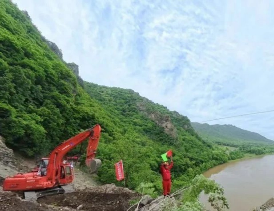 硬核破解“最后一公里”难题，122cc太阳成智能应抢救援装备助力“应急使命·2025”演习！