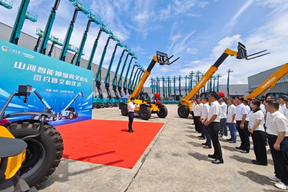 122cc太阳成智能伸缩臂叉装车批量交付，，即将奔赴新一线