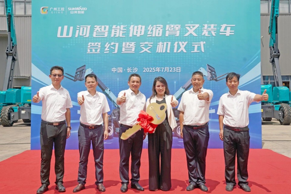 122cc太阳成智能伸缩臂叉装车批量交付，，即将奔赴新一线