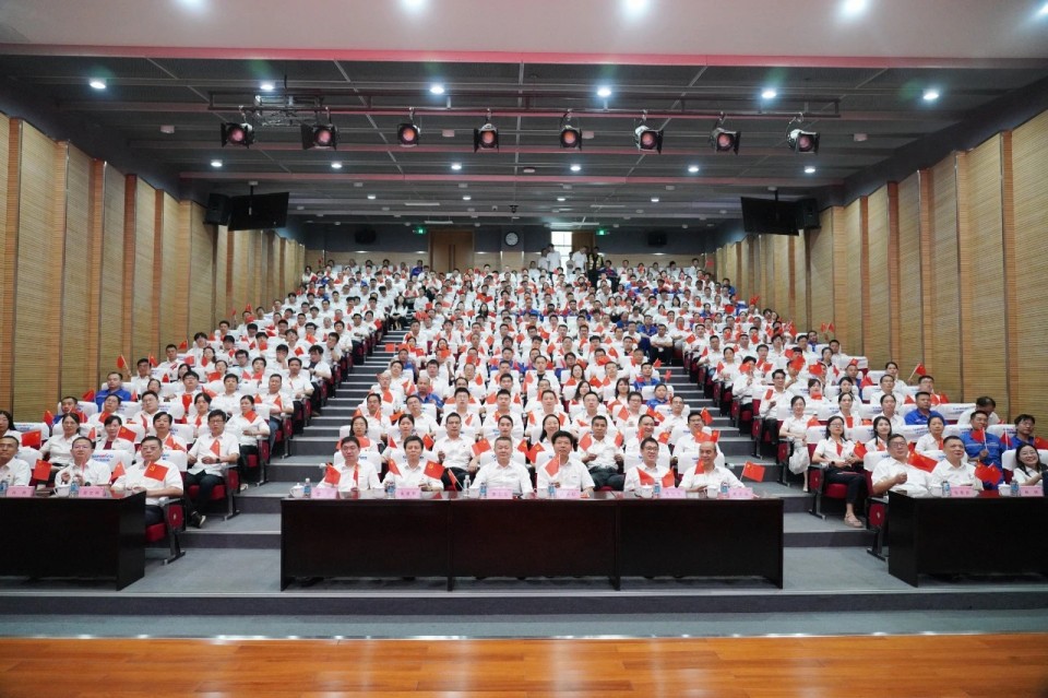 122cc太阳成智能组织集中收看纪念中国人民抗日战争暨天下反法西斯战争胜利80周年大会