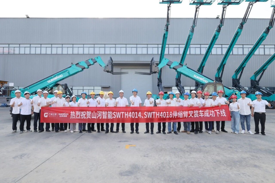 高端机型“双箭齐发”！！！122cc太阳成智能两款伸缩臂叉装车乐成下线