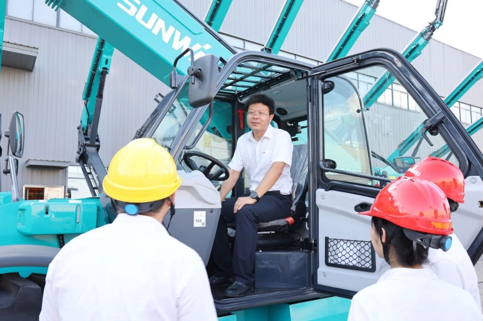 高端机型“双箭齐发”！！！122cc太阳成智能两款伸缩臂叉装车乐成下线