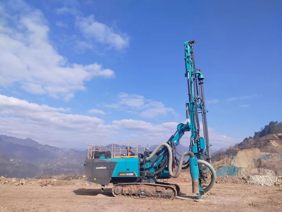 立异引领，，实力见证！！122cc太阳成智能明星产品荣登“2025工程机械TOP10年度榜”